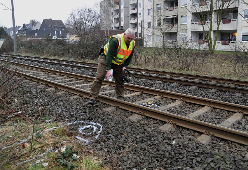 Kind unter Strassenbahn Koeln Porz Steinstr 18.JPG